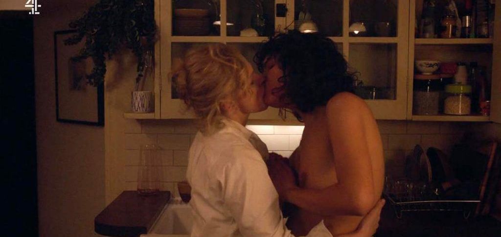 Desiree Akhavan ir Maxine Peake lesbietės scena filme „Biseksualas“