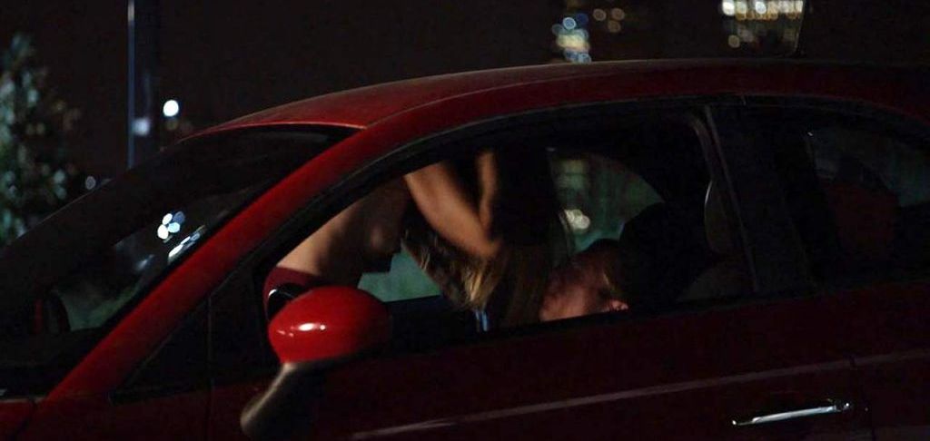 Kate Miner alasti ratsastaa kaverilla elokuvassa 'Shameless'