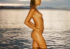 Nathalie Kelley montre de beaux seins en vacances