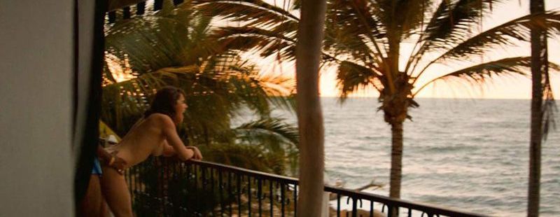 Tessa Ia Sex na balkóně ve filmu Narcos Mexico